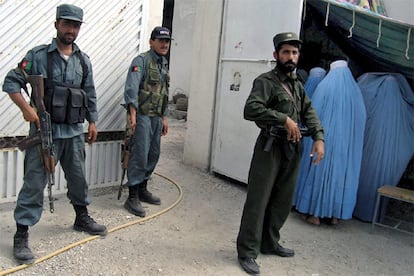 Más de 80.000 agentes de policía y militares han sido desplegados hoy por todo el territorio afgano para velar por unas elecciones seguras. La insurgencia talibán amenazó con boicotear los comicios.