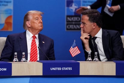 Trump y Rutte, durante el plenario de la cumbre de la OTAN. 
