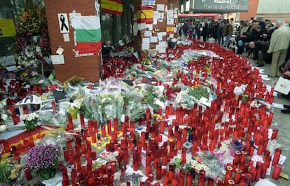 18 de marzo de 2004. Madrid. En la estación de Atocha se improvisó un altar lleno de velas, carteles, mensajes de apoyo y lazos negros. Estuvo allí durante varias semanas.