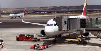 Operaciones de handling a un avión de Iberia en el aeropuerto de Barajas.