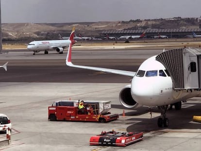 Operaciones de handling a un avión de Iberia en el aeropuerto de Barajas.