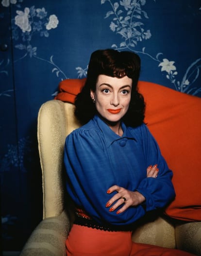 Joan Crawford. Mãe de quatro filhos e casada quatro vezes, a vida apaixonante de Joan Crawford foi recentemente resgatada em Feud, mas pouco se falou sobre sua bissexualidade assumida, ao menos no círculo familiar. Uma de suas filhas, Christina, confirmou em 2010 uma relação com Joy Behar. “Eu era muito pequena, mas sempre soube que sim, que estavam juntas. Naquela época, as pessoas não saíam do armário. Simplesmente se sabia, mas não era de domínio público. Não importava se as pessoas fossem gays, héteros, assassinas ou pedófilas. Tudo era mantido em segredo. De repente, pouco a pouco, os estúdios perderam o poder sobre as estrelas e a verdade começou a vir à luz. Sim, ela era bissexual. Isso é o que eu acredito.”