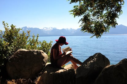 En las montañas de Sierra Nevada, a orillas del segundo lago más profundo de Estados Unidos, se encuentra este campamento base permanente. En verano, sus aguas azules invitan a bañarse, navegar en piragua o bucear con tubo. Los aficionados a la bicicleta de montaña pueden descender por caminos de una sola vía y los excursionistas recorrer las sendas entre bosques. Por la noche podemos descansar en una casita frente al agua y mirar las llamas de la chimenea. En invierno, las estaciones de esquí son perfectas para los fanáticos del esquí nórdico, los descensos o el snowboard.