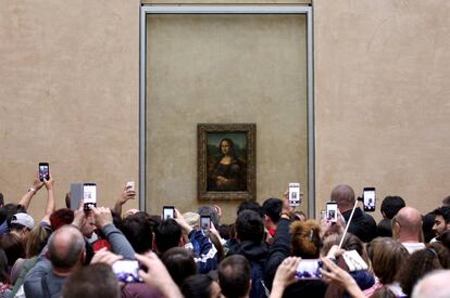 Visitantes del Museo de Louvre, en París, fotografían 'La Gioconda', en una imagen del año pasado. 
 