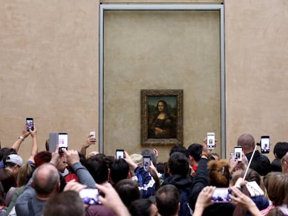 Visitantes del Museo de Louvre, en París, fotografían 'La Gioconda', en una imagen del año pasado. 
 