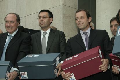01/06/10. Sandro Rosell entrega las firmas necesarias para presentarse a la presidencia del Barcelona.