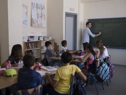 Un aula escolar en Sevilla en una imagen de archivo.