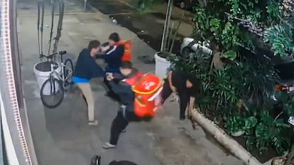 El linchamiento en Copacabana de un hombre acusado de robar una bicicleta horroriza a Brasil