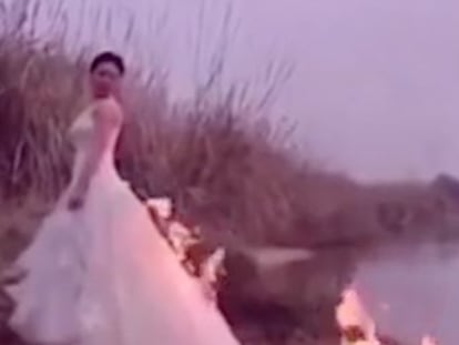 La recién casada quería una fotografía del traje en llamas para seguir una moda que consiste en destruirlo