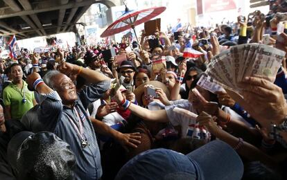 El líder del movimiento antigubernamental Suthep Thaugsuban (izda) participa en la manifestación que se celebra en las calles de Bangkok (Tailandia).