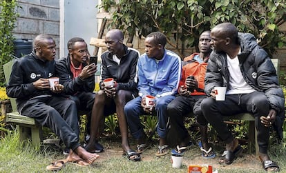 Un momento de descanso de los integrantes del equipo en Kaptagat (Kipchoge es el primero por la derecha).