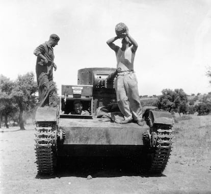 Miembros del ejército republicano, en un tanque ruso T-26 en el norte de Córdoba.