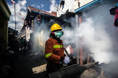 Fumigaci&oacute;n en Surabaya (Indonesia) para luchar contra el mosquito aedes, responsable de expandir el dengue y el zika.