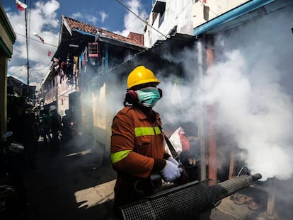 Fumigaci&oacute;n en Surabaya (Indonesia) para luchar contra el mosquito aedes, responsable de expandir el dengue y el zika.