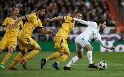 Isco es presionado por los jugadores de la Juventus