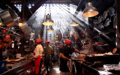 Cozinha do restaurante Andrés Carne de Res, em Chía (Colômbia), localidade próxima à capital, Bogotá.