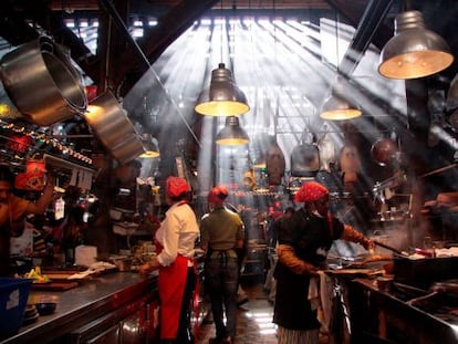 Cozinha do restaurante Andrés Carne de Res, em Chía (Colômbia), localidade próxima à capital, Bogotá.