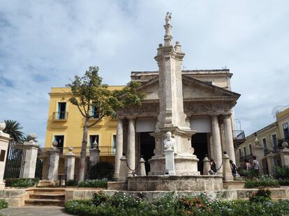 El Templete de 1828 que conmemora la fundación de La Habana en la plaza de Armas.