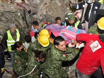 Elementos de la Secretaría de Defensa de México colaboran en el rescate de personas atrapadas entre los escombros de un edificio colapsado en Adana (Turquía), el pasado 9 de febrero.
