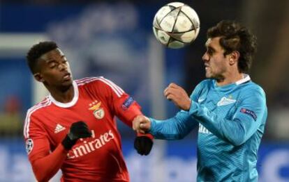 Semedo y Zhirkov disputan un balón.