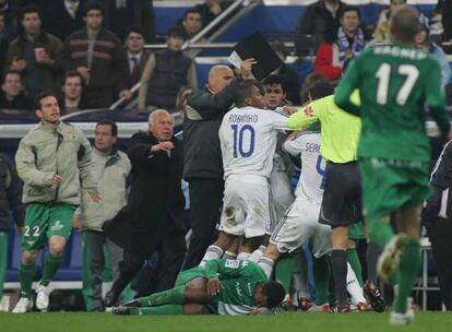 Una de las trifulcas entre los jugadores en los minutos finales del encuentro.