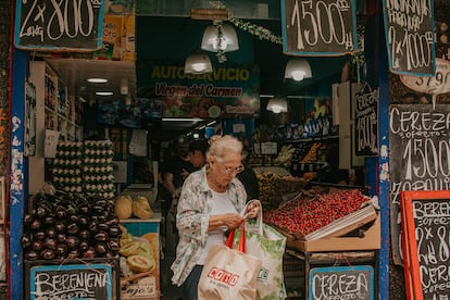 Una mujer sale de una verdulería en Buenos Aires, este miércoles.