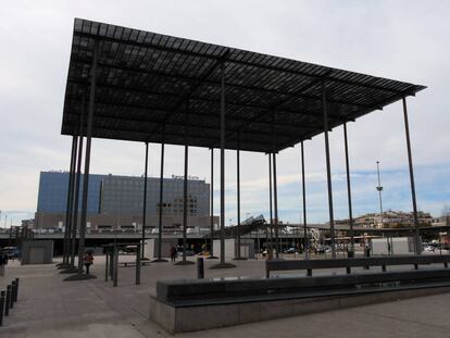 Plaça dels Països Catalans, obra de Helio Piñon y Albert Villaplana (1984), frente a la estación de Sants de Barcelona.