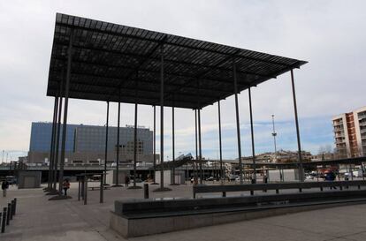 Plaça dels Països Catalans, obra de Helio Piñon y Albert Villaplana (1984), frente a la estación de Sants de Barcelona.