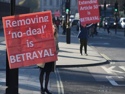 Ciudadanos favorables al Brexit se manifiestan este martes frente al Parlamento británico contra la posibilidad de que se posponga la fecha de salida de Reino Unido de la UE. 