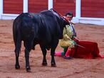 Morante de la Puebla se desplanta ante el toro 'Feminista', el pasado 15 de agosto en Gijón.