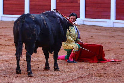 Morante de la Puebla se desplanta ante el toro 'Feminista', el pasado 15 de agosto en Gijón.