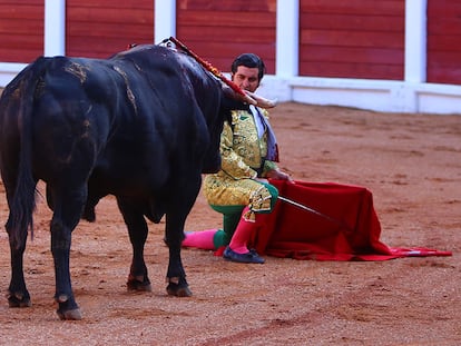 Morante de la Puebla se desplanta ante el toro 'Feminista', el pasado 15 de agosto en Gijón.