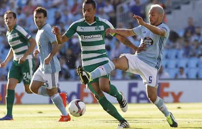 Marcelo Díaz, a la derecha, pugna con Zeca, del Panathinaikos, durante el partido de la Europa League del pasado jueves.