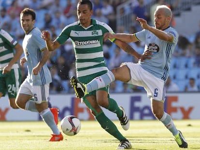 Marcelo D&iacute;az, a la derecha, pugna con Zeca, del Panathinaikos, durante el partido de la Europa League del pasado jueves.