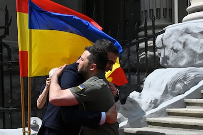 El jefe del Gobierno español, Pedro Sánchez, y el presidente ucranio, Volodímir Zelenski, se abrazan en Kiev. 