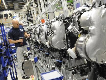 Un empleado de Volkswagen trabaja en una cadena de montaje de motores diésel MDB en la planta que la fabricante de coches tiene en Salzgitter (Alemania).