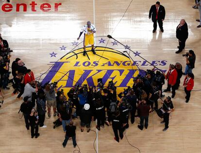 Kobe Bryant se dirige a la multitud después de anotar 60 puntos en su último partido de la NBA en el Staples Center Los Angeles, California.