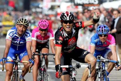 Otra victoria de Valverde en la Lieja-Bastoña-Lieja. En abril de 2006 se impuso a Paolo Bettini (I) y a Damiano Cunego (D).