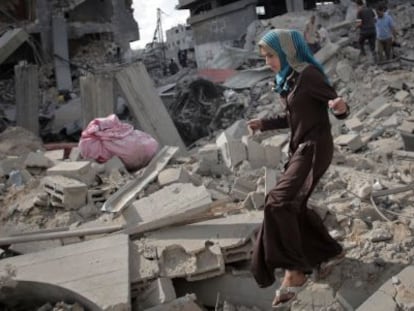 Mulher caminha entre os escombros de Gaza, em julho de 2014.