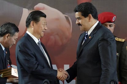 El presidente chino, Xi Jinping, saluda a su homólogo venezolano, Nicolás Maduro.