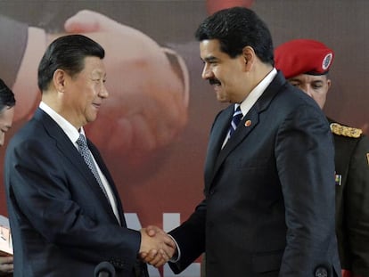 O presidente chinês, Xi Jinping, cumprimenta seu colega venezuelano, Nicolás Maduro.