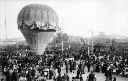 Imatge del Turó Park, el 1914, on es poden apreciarels globus aerostàtics i les muntanyas russes.