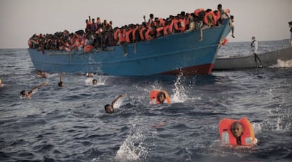Centenars de migrants durant el rescat, aquest dilluns davant de la costa líbia.