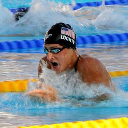 Ryan Lochte nada la serie de braza en la final de 200m estilos.