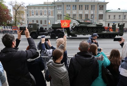 Un tanque T-34, considerado una de las armas decisivas en la victoria soviética sobre los nazis, es vitoreado durante el desfile.