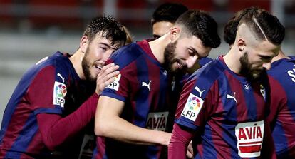 Bastón celebra con sus compañeros un gol al Granada