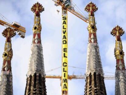 Greenpeace 'se cuelga' de la Sagrada Familia