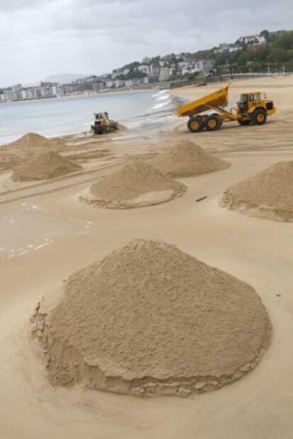 La playa de Ondarreta, en San Sebastián, durante los trabajos para trasportar arena a la zona del Tenis.