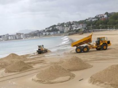 La playa de Ondarreta, en San Sebastián, durante los trabajos para trasportar arena a la zona del Tenis.