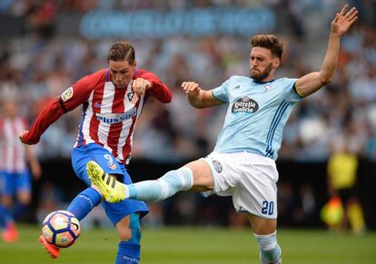 El jugador del Atlético, Fernando Torres (izquierda) disputa el balón con el defensa Sergi Gómez.